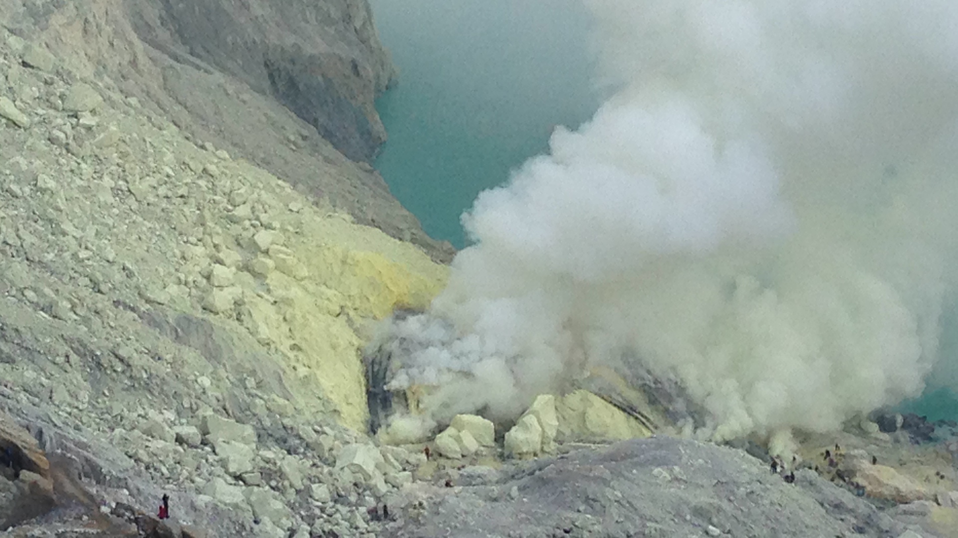 Sulphur miners dangerously close to poisonous volcanic gases at Ijen